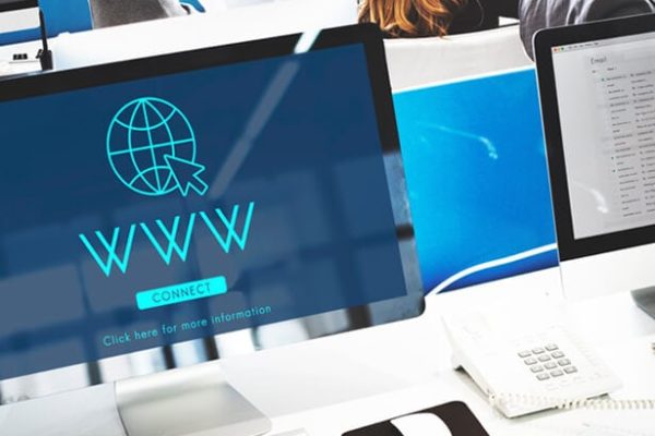 Conexión a internet en oficina con computadoras y monitores modernos.